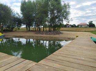 Domek nad jeziorem z linią brzegową, pięknym widokiem, sauną i jacuzzi
