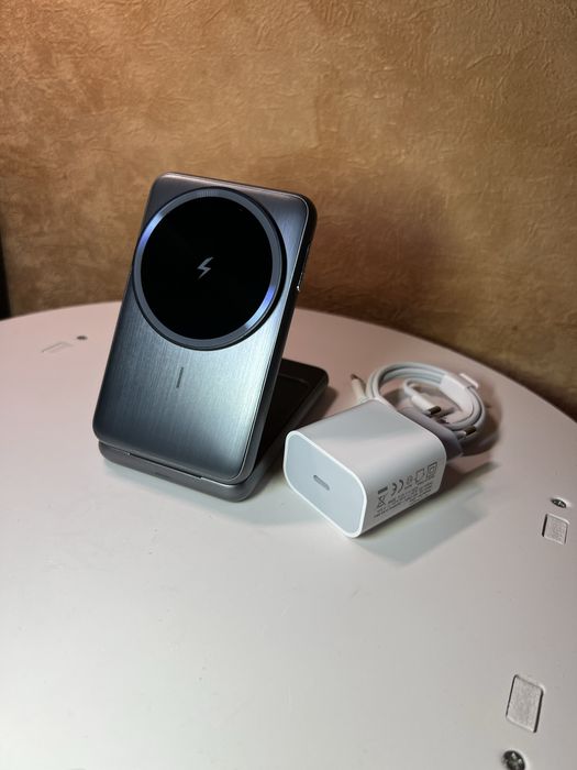 Станція для безпровідної зарядки телефону, часів та наушників