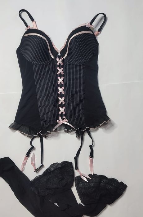 Еротичний комплект,корсет на розмір С,стан новий