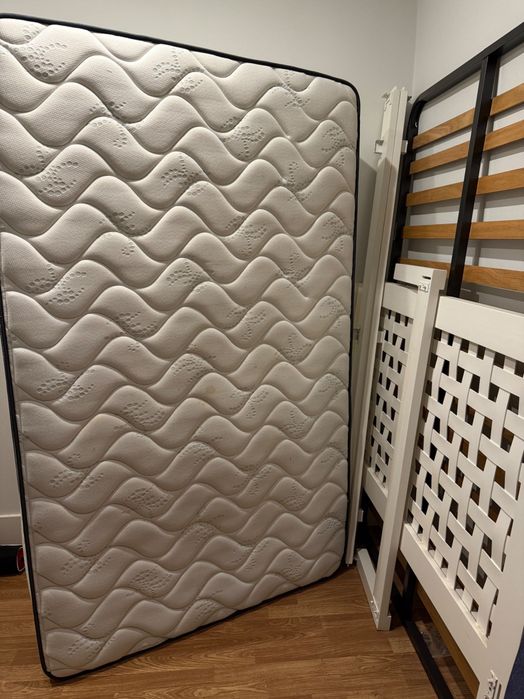 Colchão de 1,90 x 1,18 m com estrutura de cama de brinde.