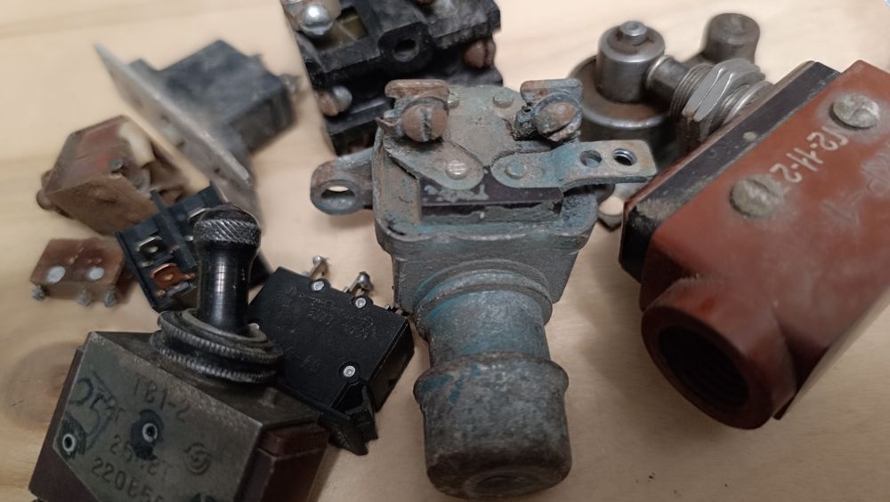 Тумблери, кнопки, перемикачі, включатель