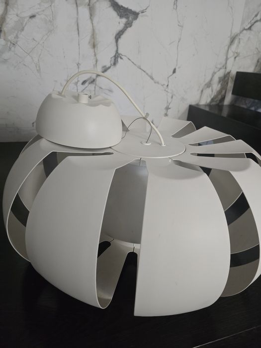 Duża biała metalowa lampa