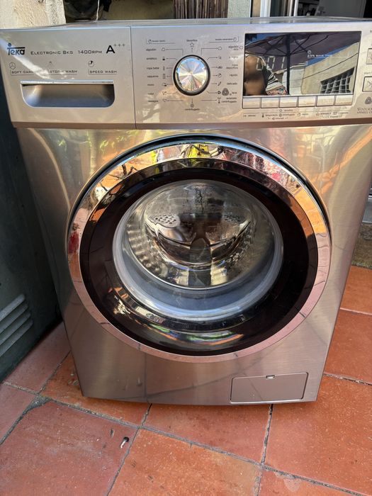 Máquina de lavar a roupa cinzenta, marca Teka