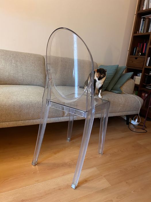 Cadeira de plexiglass moderna e elegante,