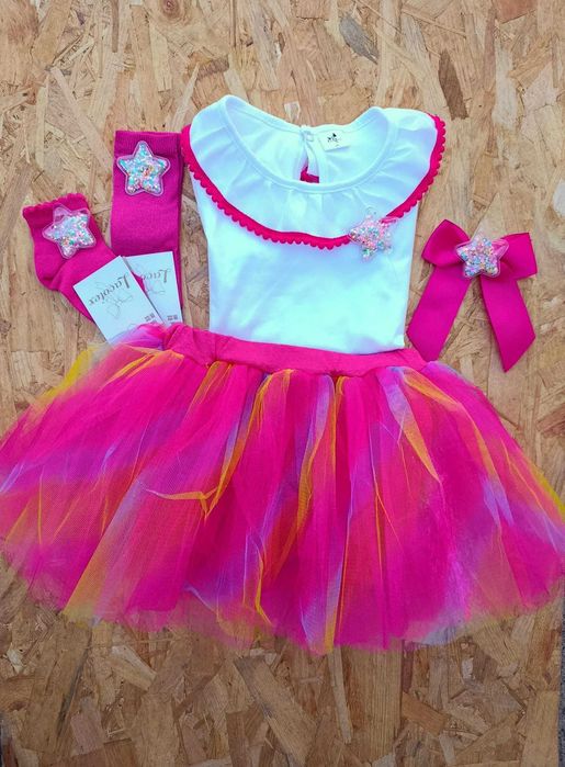 Conjunto camisola(manga curta ou comprida) + Saia + meias