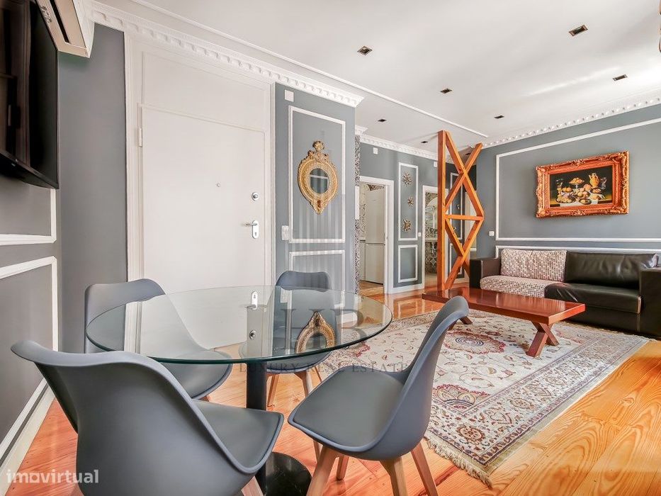 Apartamento T2 com Charme Clássico Renovado na Lapa | Lisboa