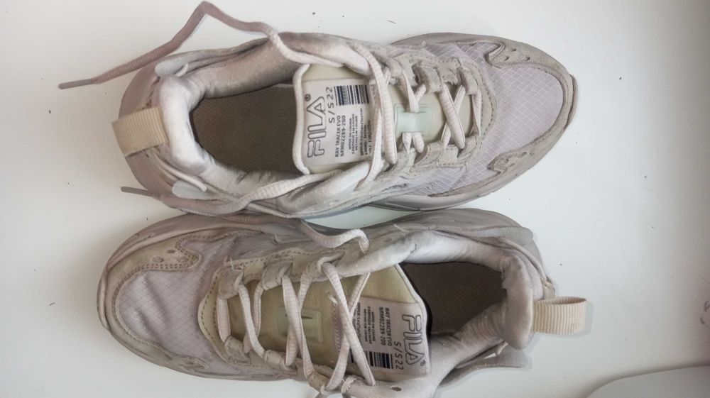 Дівчачі кросівки