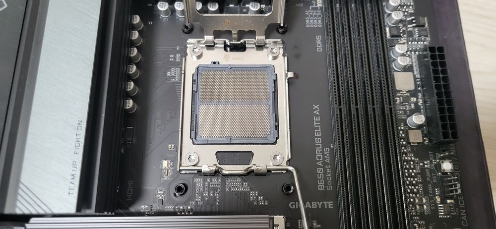 Материнська плата GIGABYTE B650 AORUS ELITE AX