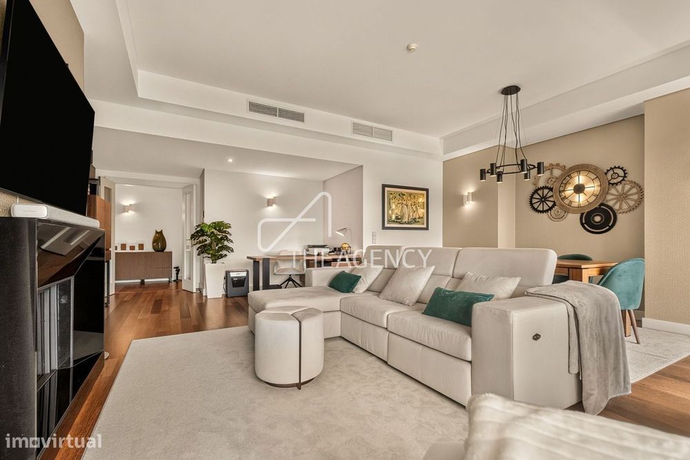T3 Duplex na Quinta da Marinha: A Definição de Luxo e Exclusividade em