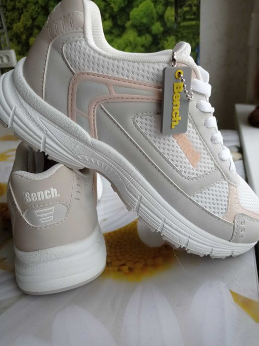 Продам кроссовки Bench