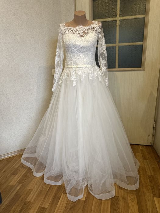 Весільна сукня s/m у наявності, сток