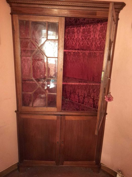 Duas Elegantes Cantoneiras (vitrines de canto) antigas de madeira