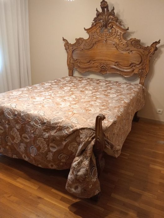 Cama antiga em madeira estilo D. João V