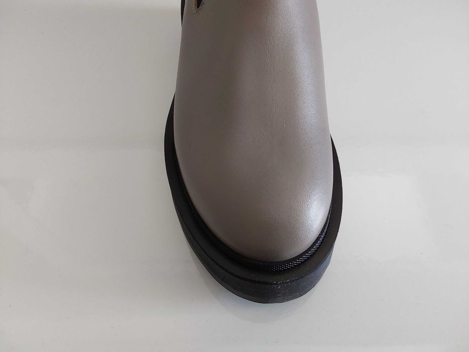 Botas de pele cinzentass novas.