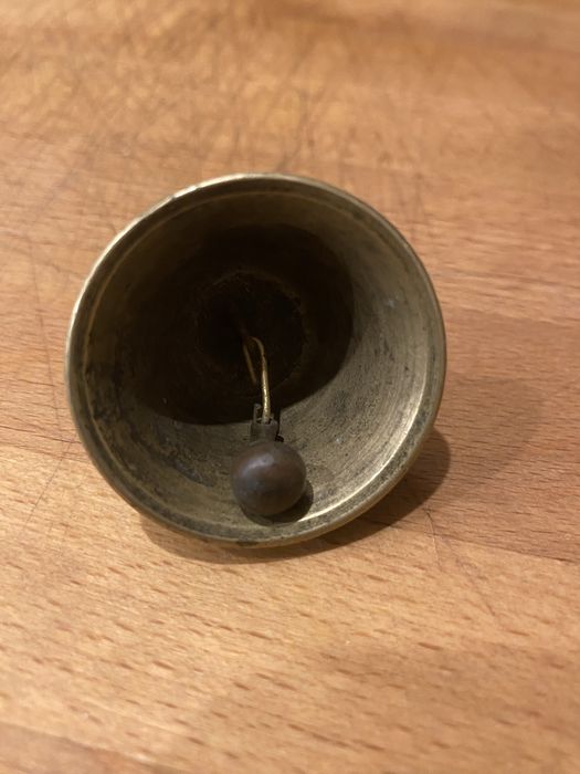 Stary mosiężny dzwoneczek / 3 cm /4 cm / 39 g