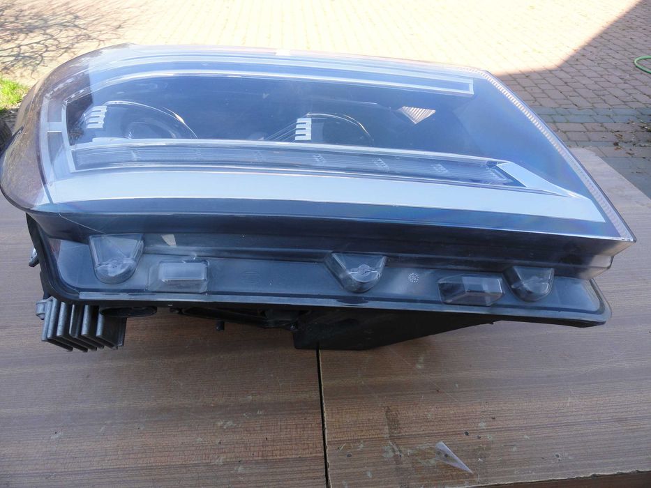 VW Crafter Reflektor przód LED 17-22