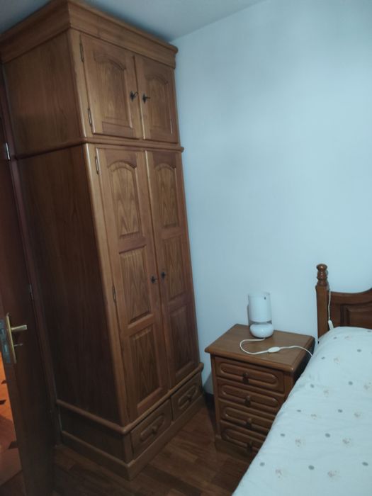 Quarto com móveis de apoio