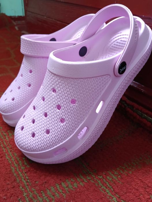 Жіночі крокси.