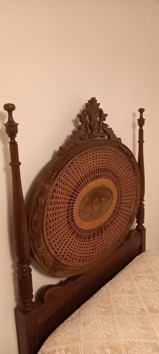 Cama de solteiro antiga