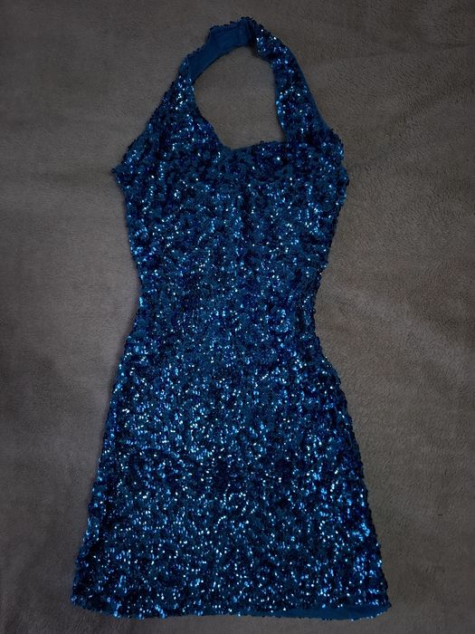 Niebieska sukienka cekinowa M – halter, mini