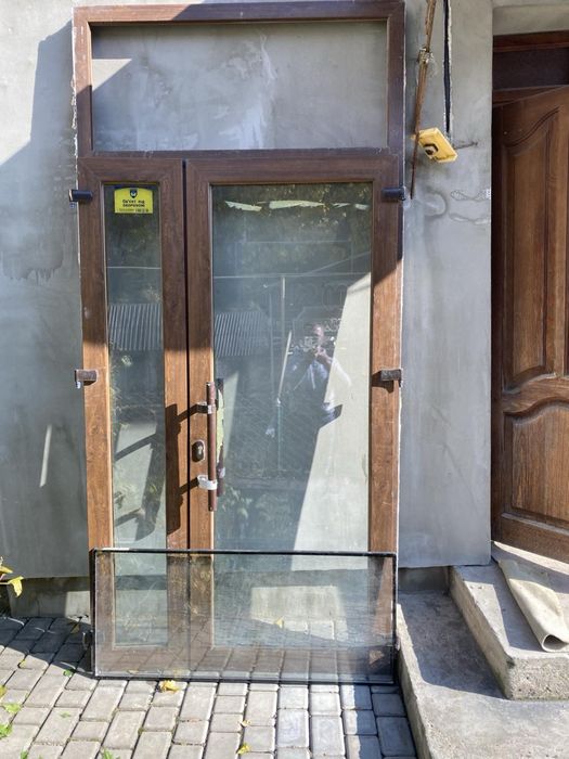 Металопластикові двері( коричневі і білі) б/ у