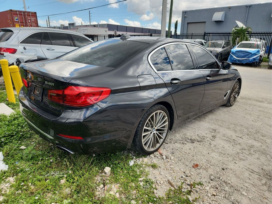 BMW 540I авто в дорозі