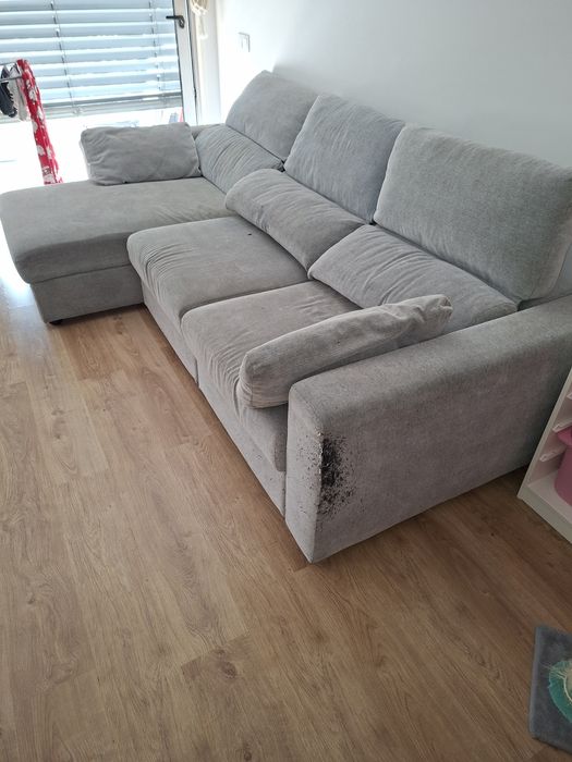 Sofá IKEA de tecido com 3 lugares, sendo um deleschaise longue com arrumos.Preço negociável com quem vier buscar. Guimarães .