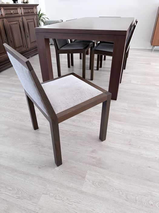 Mesa de sala com cadeiras