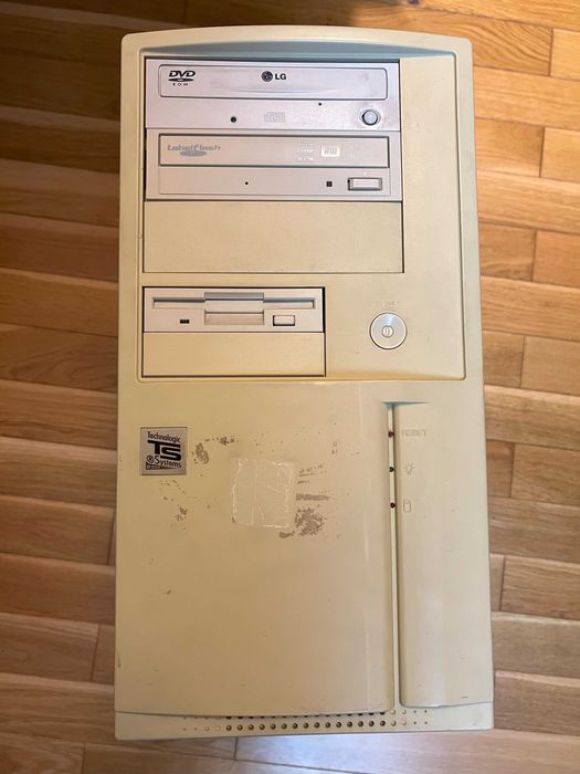 Komputer z 2003r. retro brak karty graficznej