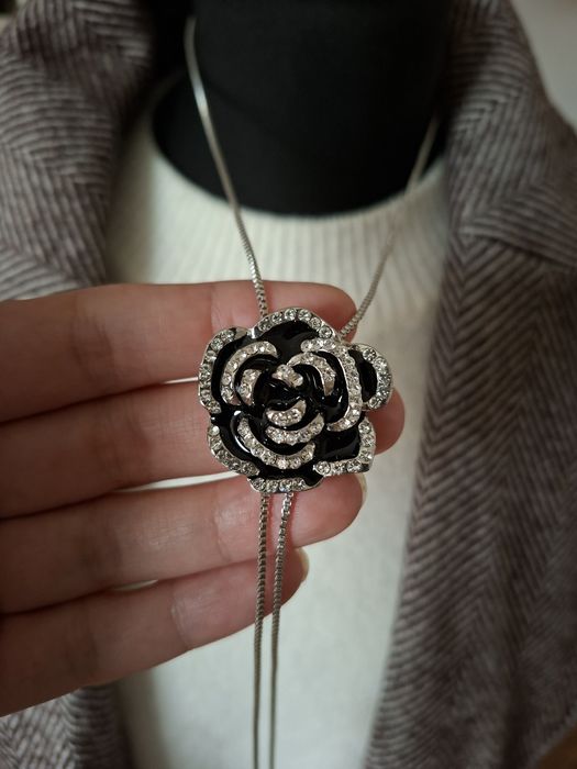 Nowy naszyjnik z efektowną różą