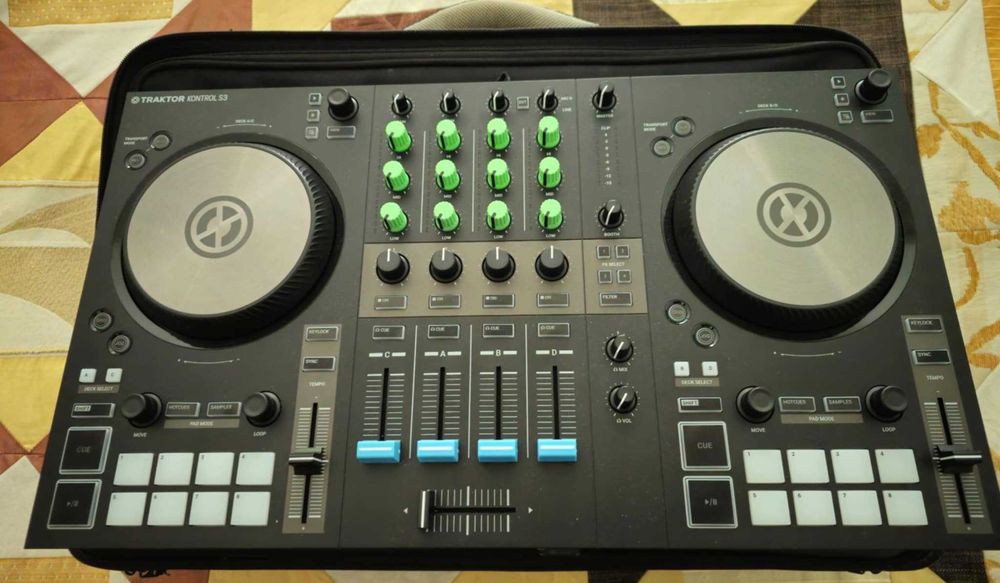 Native instruments Traktor Kontrol S3 + Mala UDG + Chroma Caps64284623488003120
