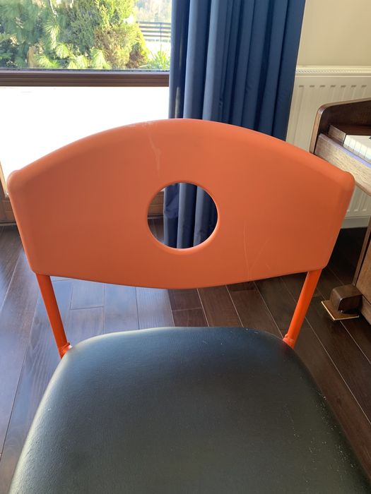 Krzesło pomarańczowe metalowe