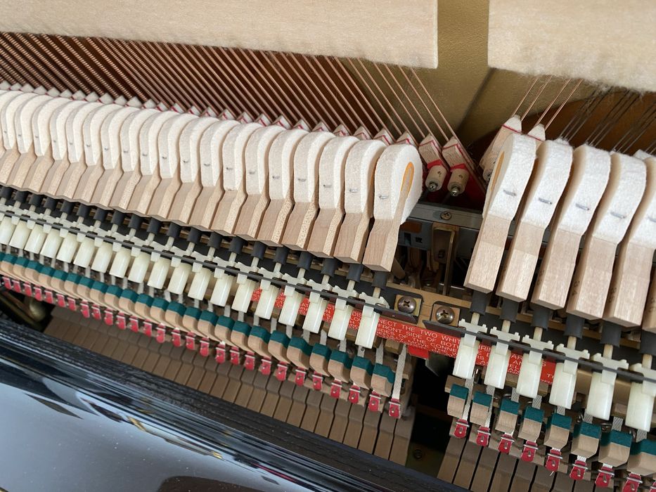 Piękne, czarne  pianino Yamaha MX100A