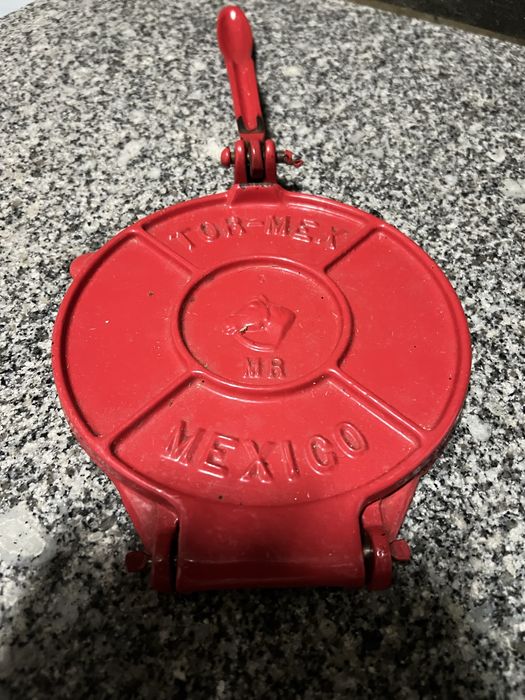 Tortilha press cast