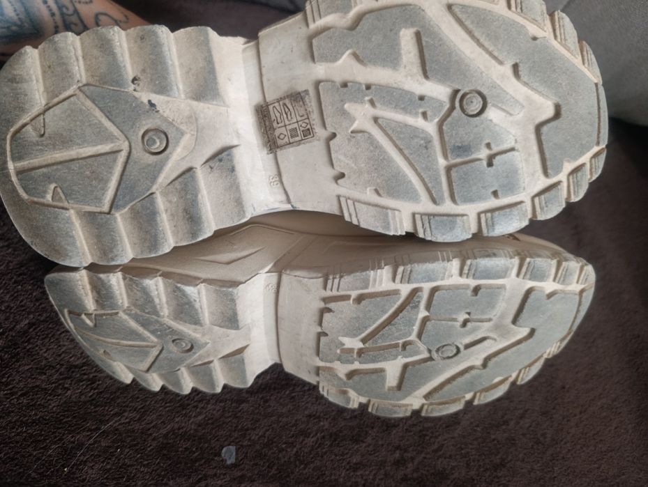 Beżowe sneakersy damskie