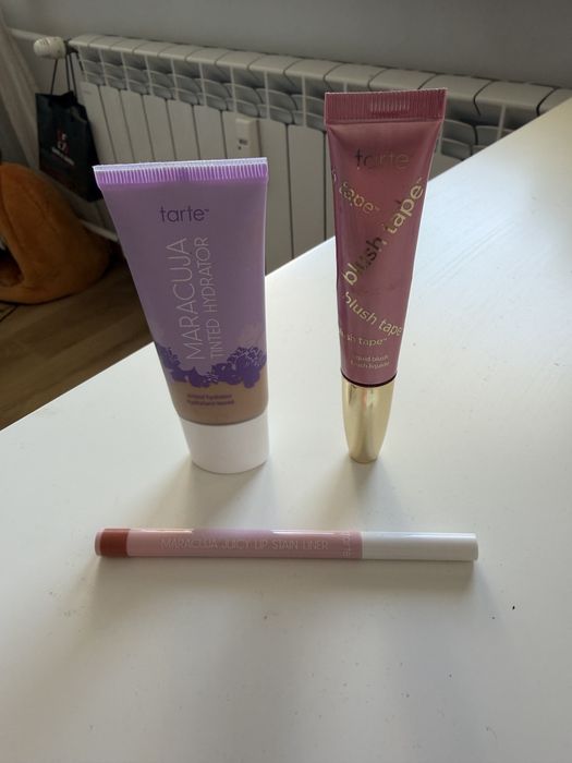 Zestaw kosmetykow Tarte podklad roz do policzkow lip tint
