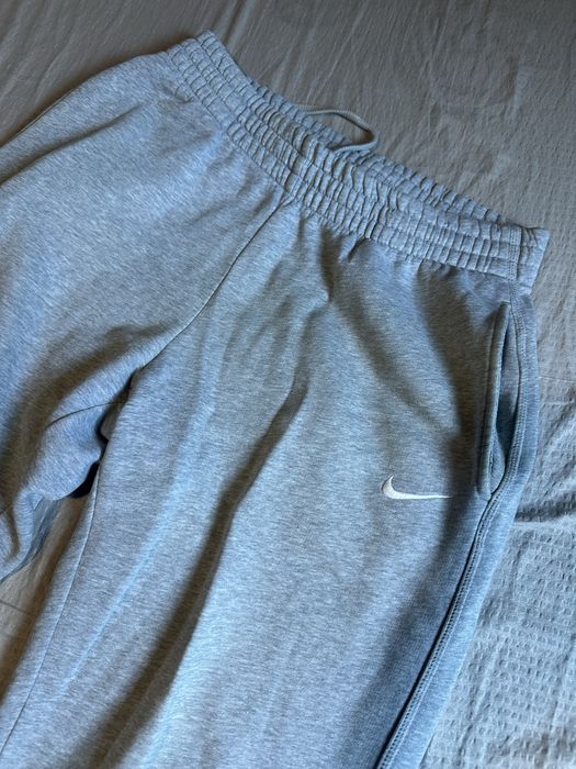Серые спортивки nike