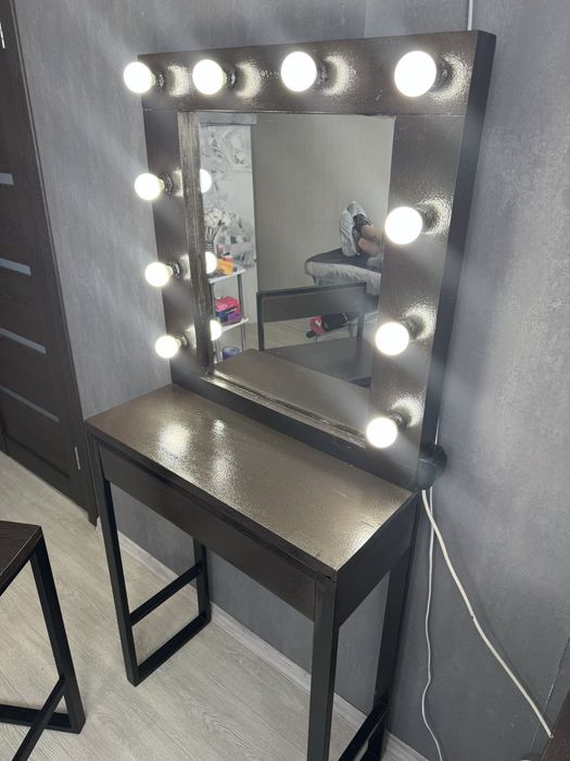 Гримерное зеркало, столик для макияжа