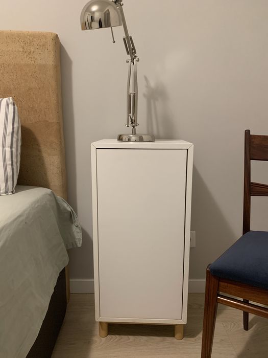 Duas mesas de cabeceira brancas