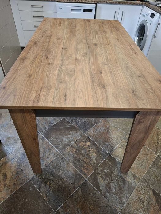 Mesa de Jantar de Madeira