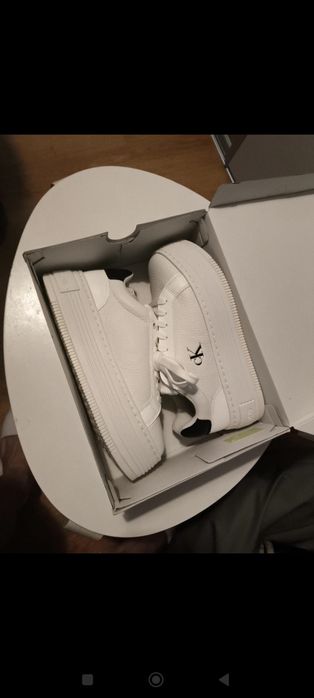 Białe sneakersy CK w kolorze 38