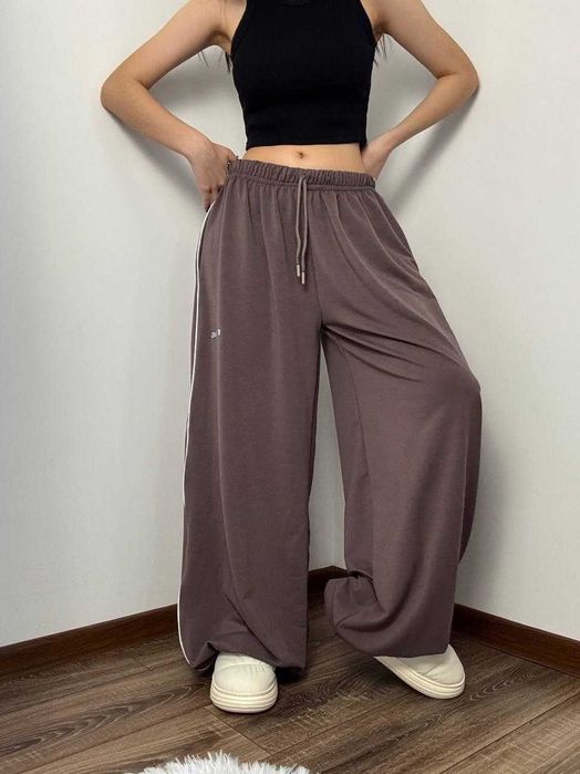 Жіночі весняні штани супер оверсайз широкі вільні с затяжками знизу