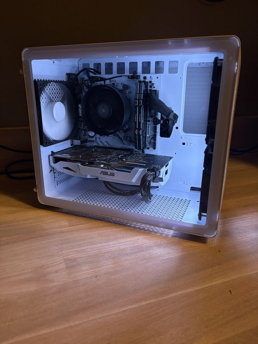 Biały komputer do gier