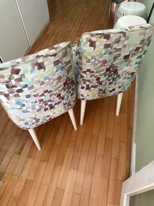 Mesa de jantar com 4 cadeira e 2 poltronas