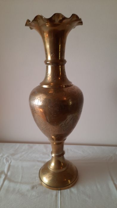 Jarra de latão trabalhado