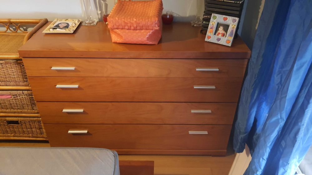 Vende-se mobília de quarto em madeira maciça