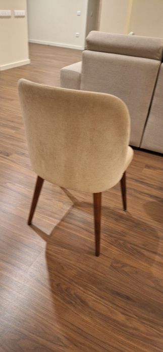 4 cadeiras em tecido, pernas em nogueira