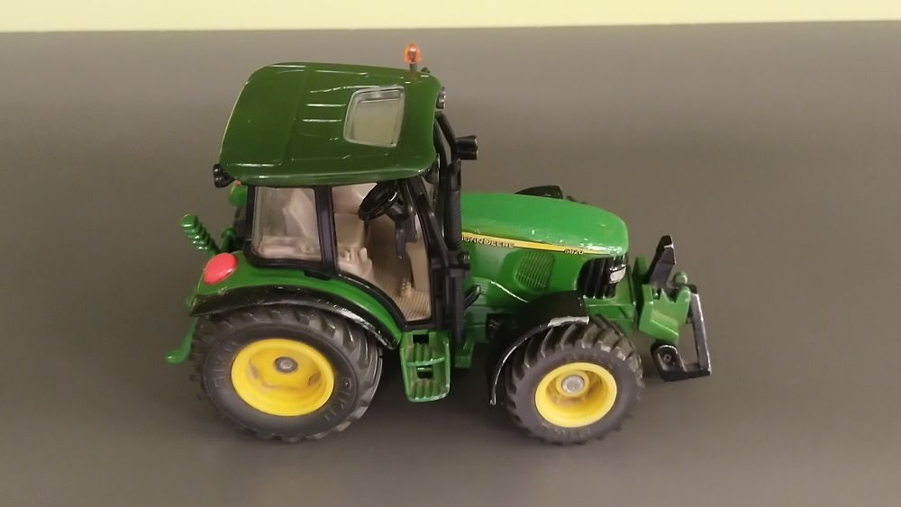 Siku traktor John Deere 1 32