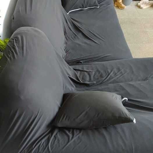 Conjunto em pele sofá, chase-longue e duas almofadas