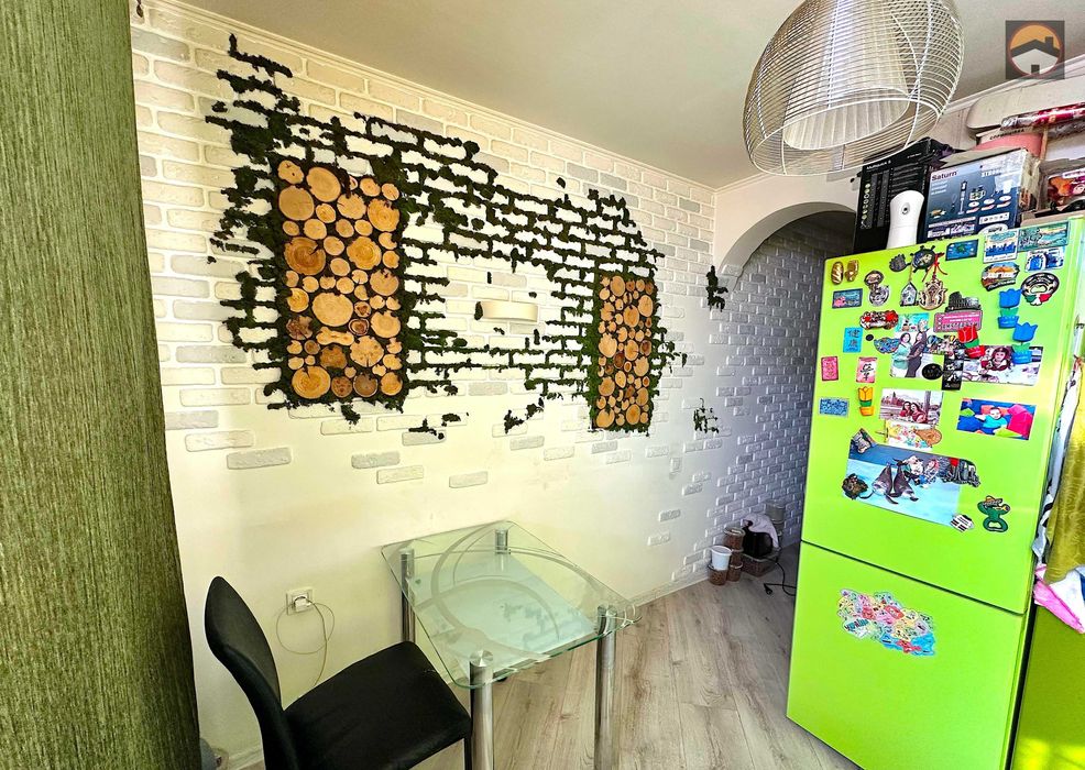 Продається 2-х кімнатна сталінка в Центрі  "Будинок зі Шпилем"